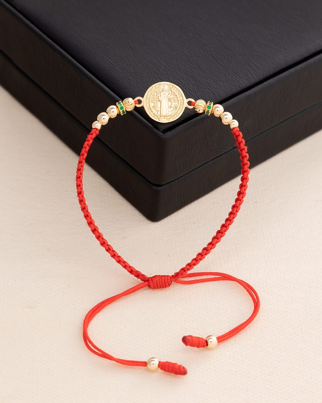 Manillas de pareja Herraje San Benito con balines de 3 y 4mm e italiano de 3mm de Oro Laminado 18k
