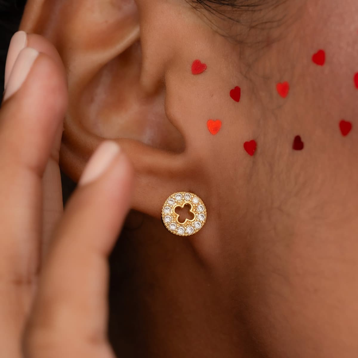 Aretes Clover Redondo Silueta 9 mm – Oro Laminado 18K | OM JOYERÍA