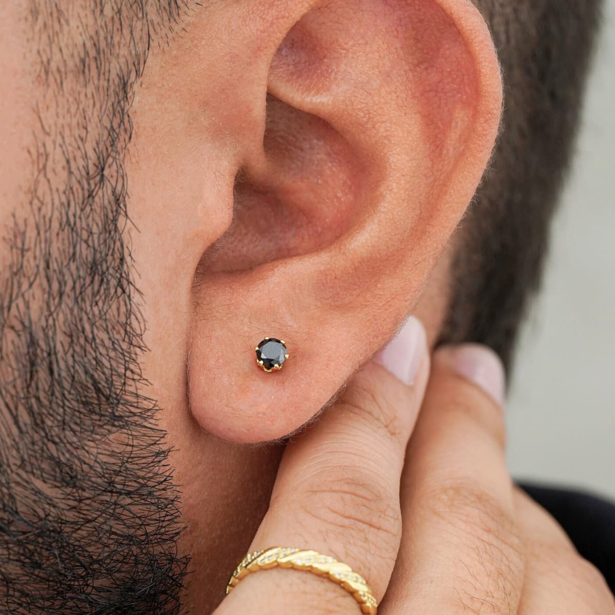 Aretes Topos Circón Negro Redondo Hombre – Oro Laminado 18K | OM JOYERÍA