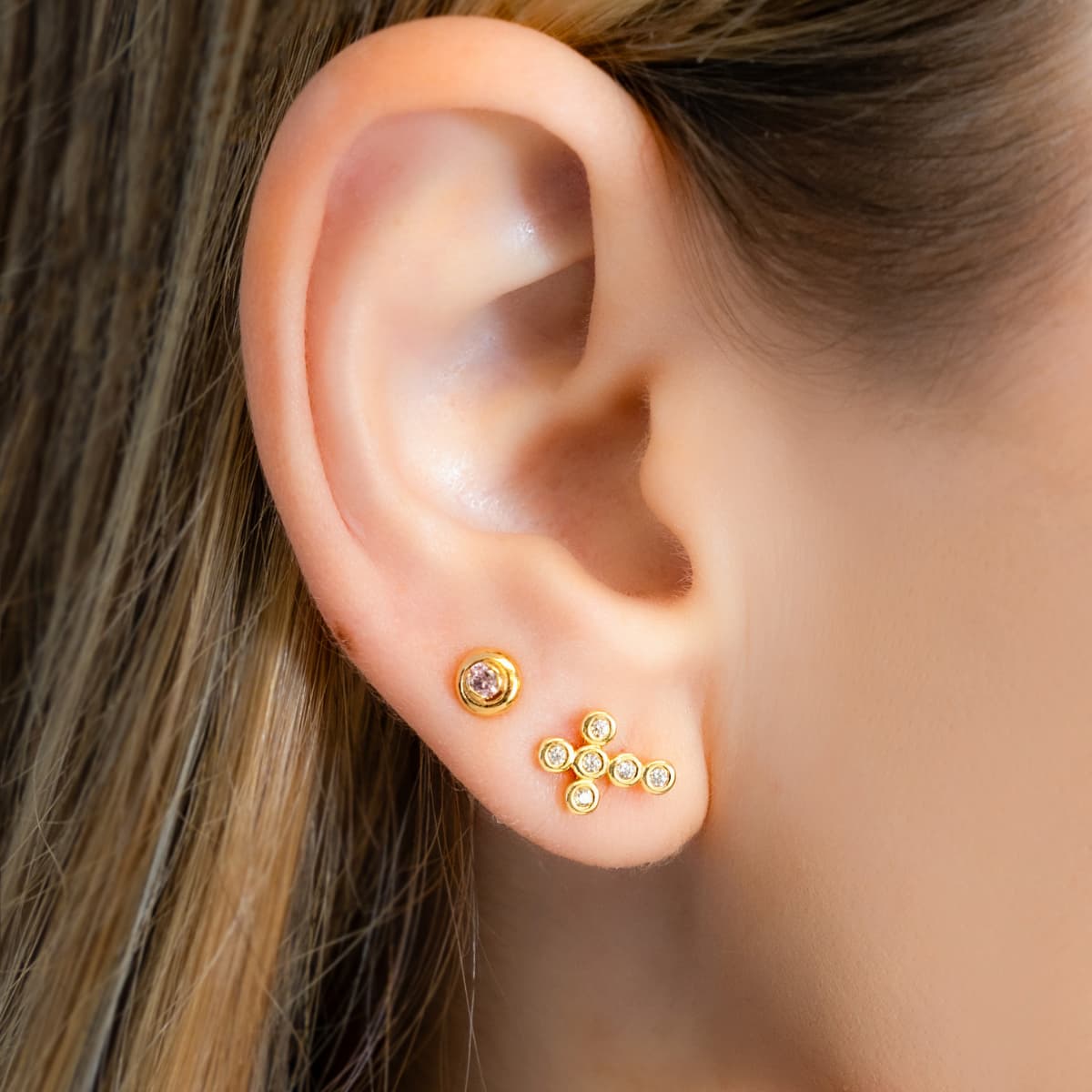 Aretes Cruz Majestic G Unisex – Oro Laminado 18K | OM JOYERÍA