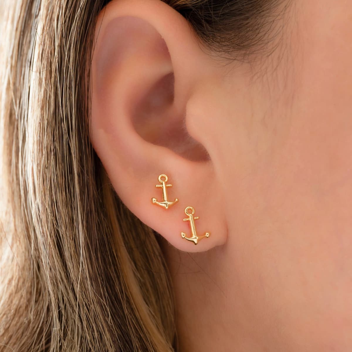 Aretes Ancla Unisex – Oro Laminado 18K | OM JOYERÍA