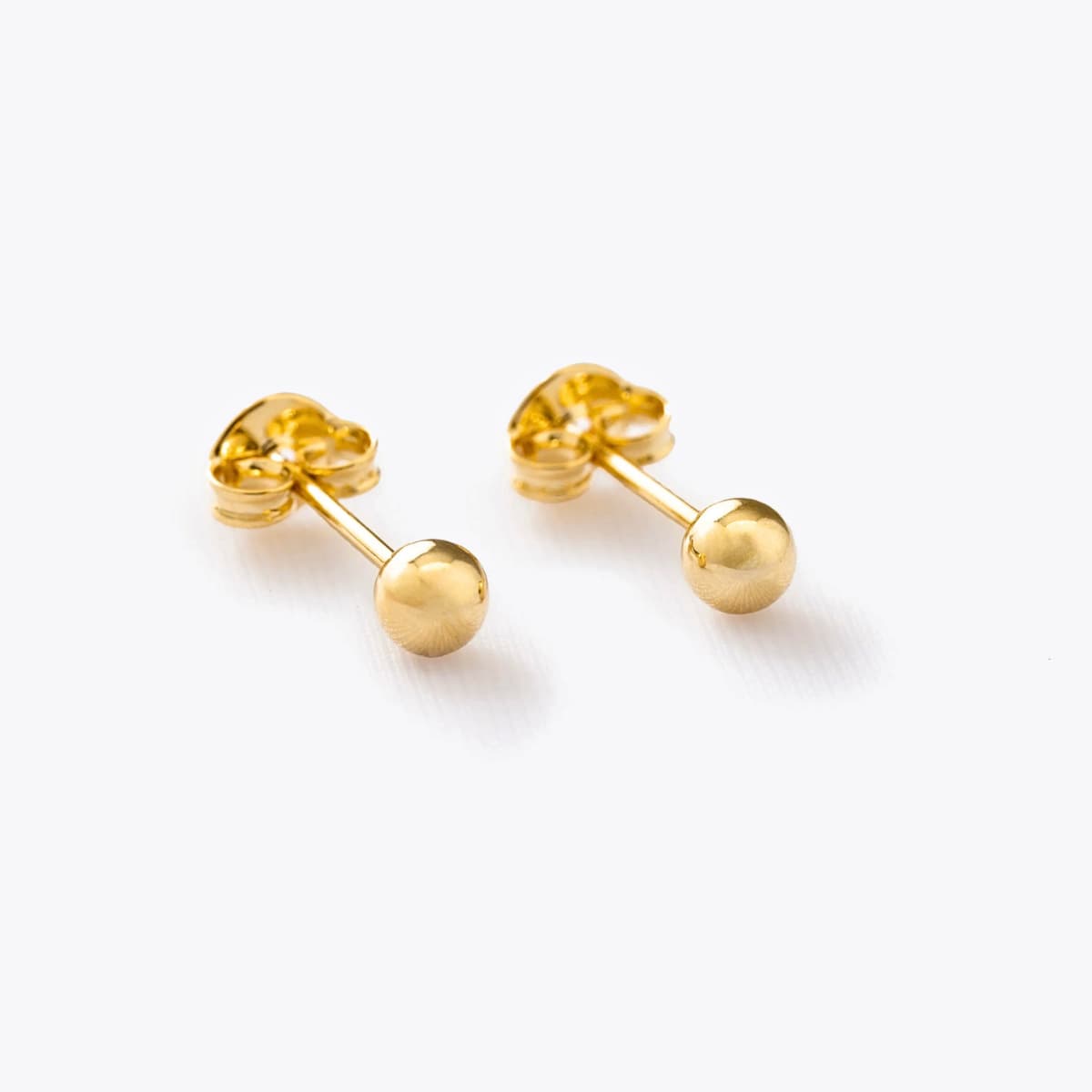 Aretes Topos Balín 4 mm – Oro Laminado 18K | OM JOYERÍA