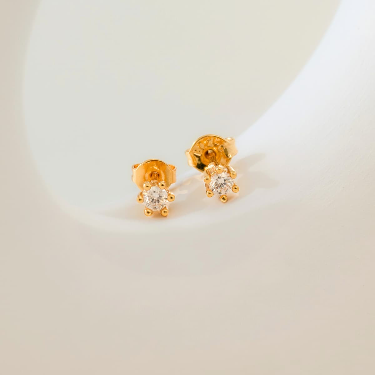 Aretes Topo 6 Puntos Cristal Hombre – Oro Laminado 18K | OM JOYERÍA