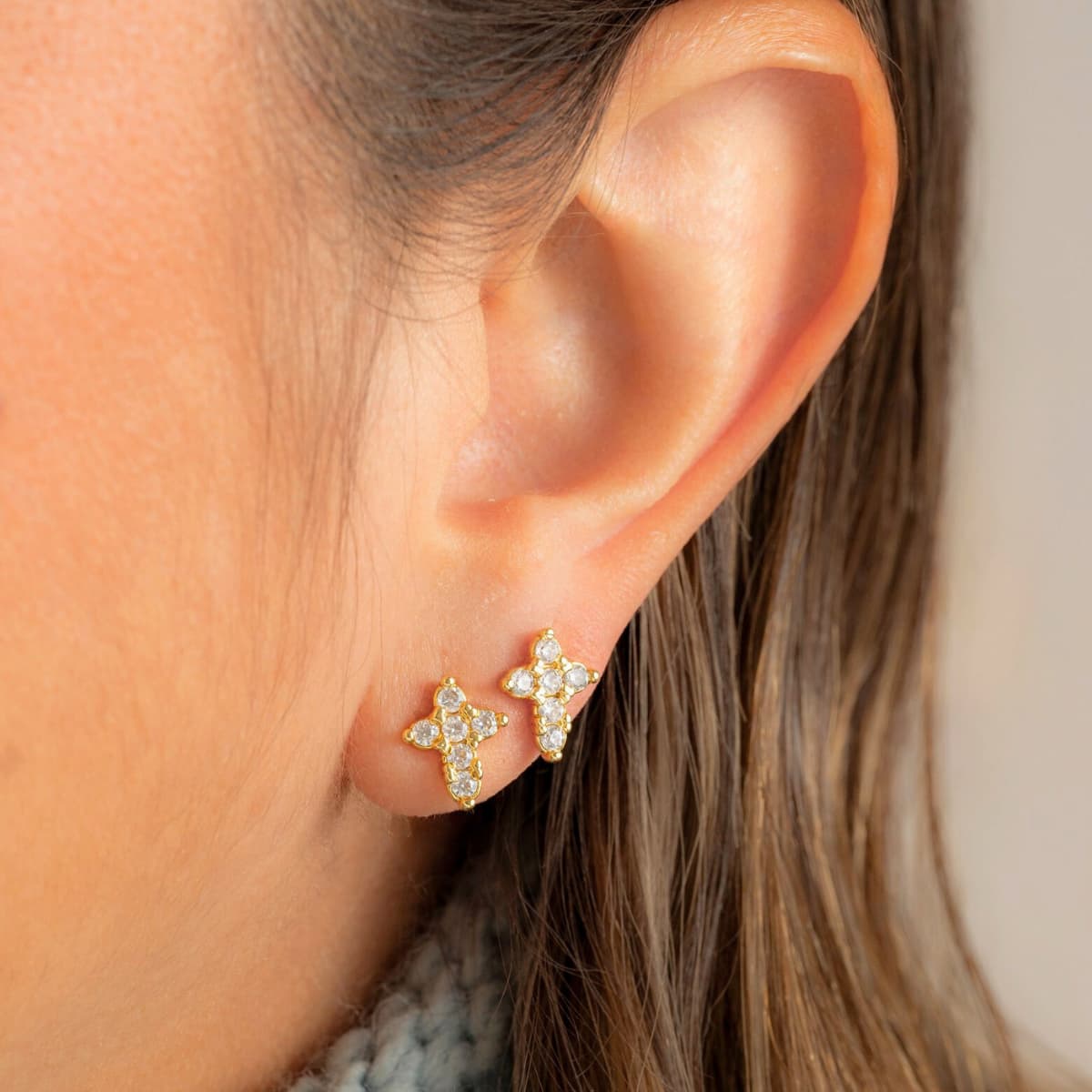 Aretes Topos Cruz Circonias Unisex – Oro Laminado 18K | OM JOYERÍA