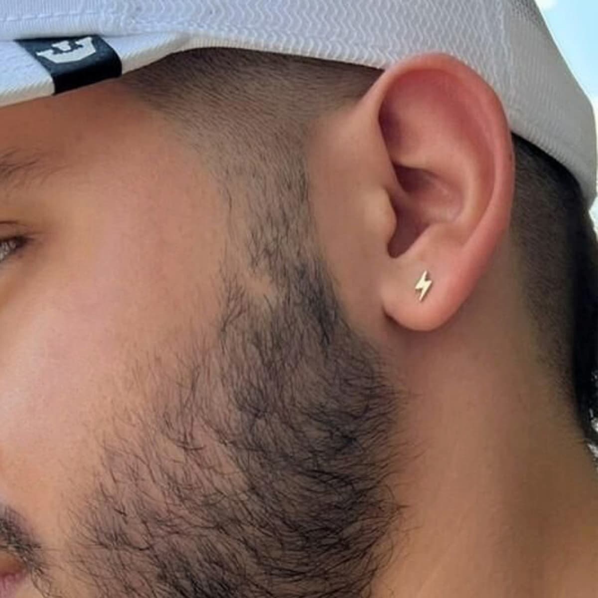 Aretes Topos Rayo Unisex – Oro Laminado 18K | OM JOYERÍA