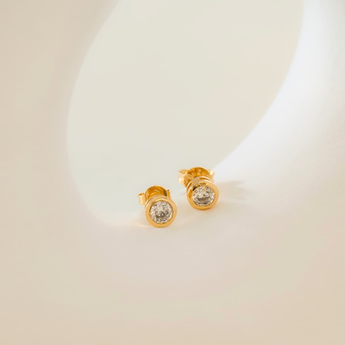 Aretes Topo Cristal 5mm Hombre – Oro Laminado 18K | OM JOYERÍA