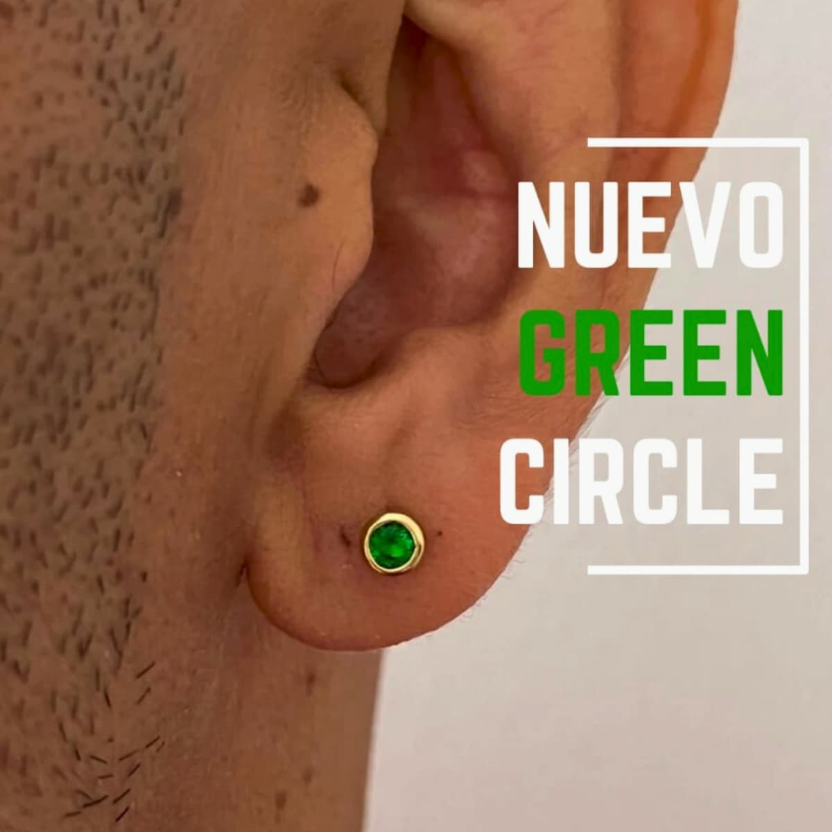 Aretes Topos Green Circle Hombre – Oro Laminado 18K | OM JOYERÍA