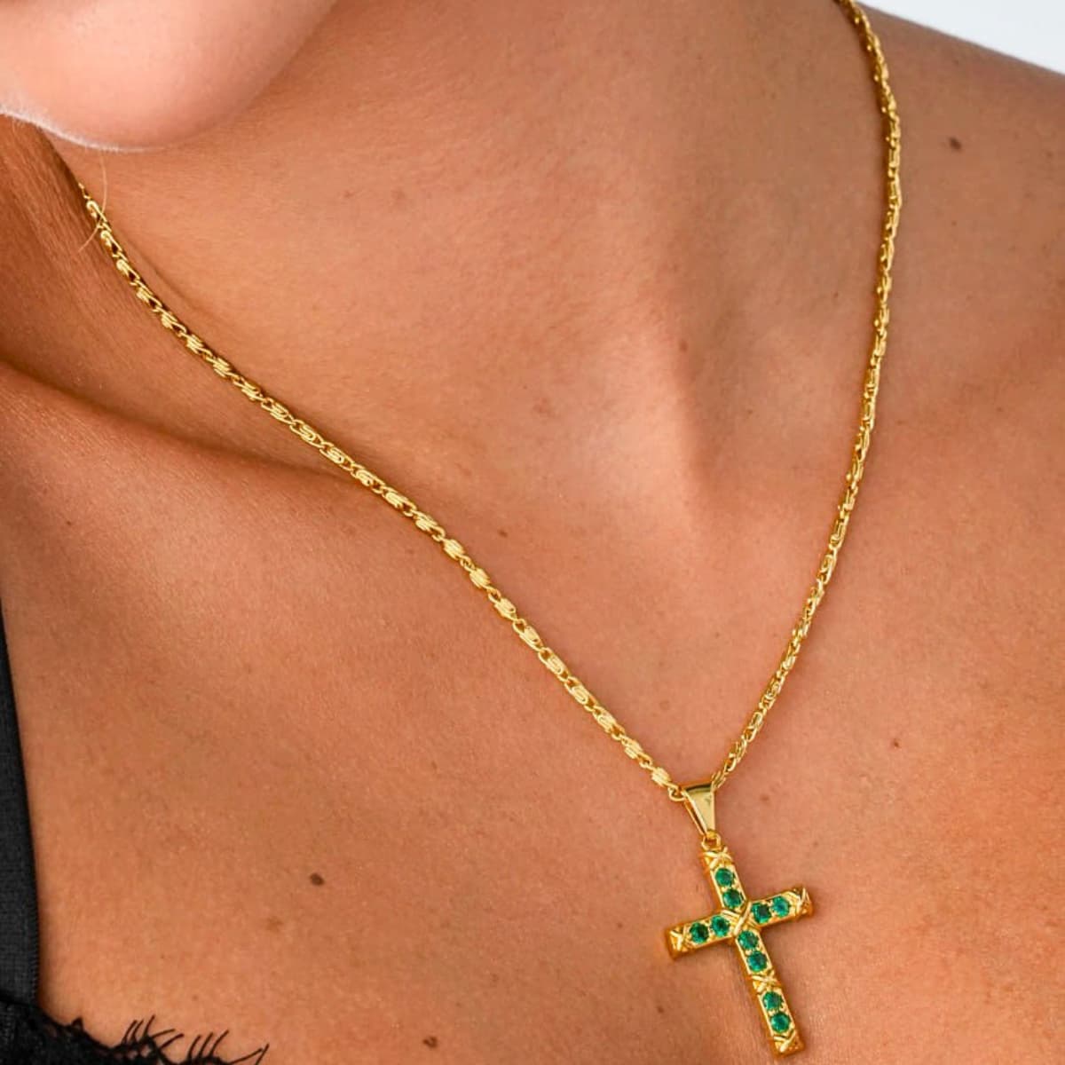 Dije Green Paradise Cruz Esmeraldas Oro Laminado 18K - Modelo mujer