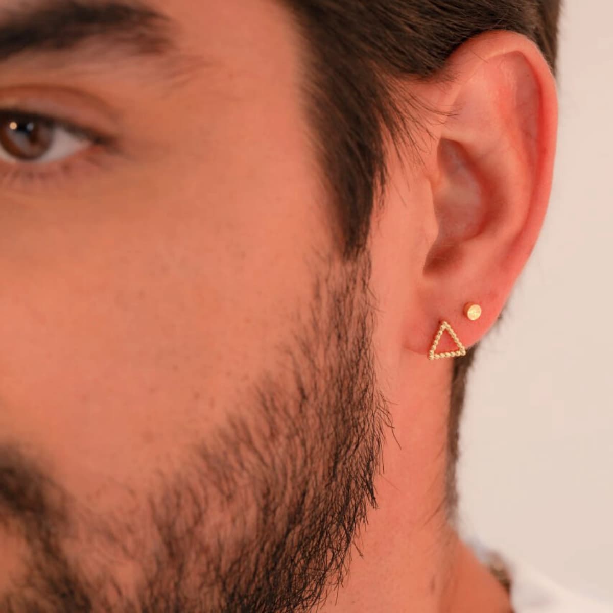 Aretes Triángulo Unisex – Oro Laminado 18K | OM JOYERÍA