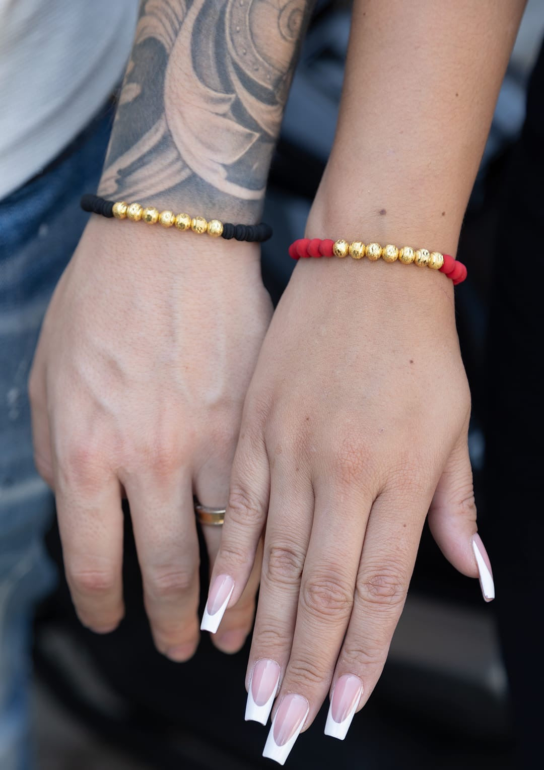 Manillas de pareja con neopreno y balines diamantados de 6mm de Oro Laminado 18k