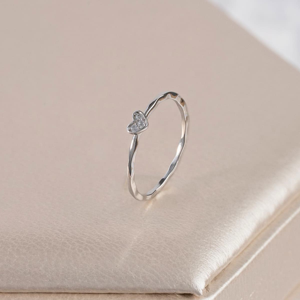 Anillo Dainty Heart Plata Ley 925 detalle corazón