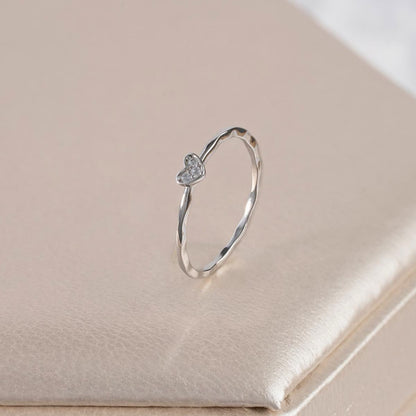 Anillo Dainty Heart Plata Ley 925 detalle corazón