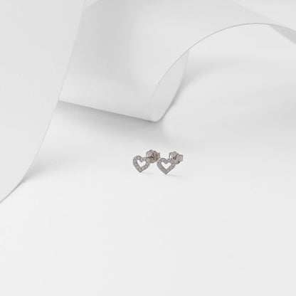 Aretes Topos Aira Heart 5x4 mm Plata Ley 925 lifestyle fondo blanco