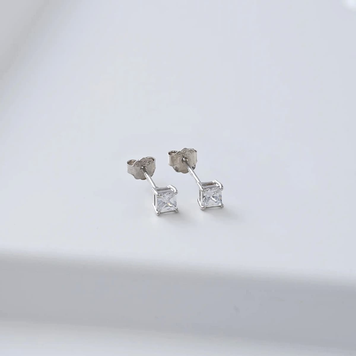 Aretes Topos Chispa Diamond 3.6 mm Plata Ley 925 lifestyle fondo gris
