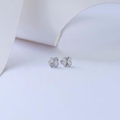 Aretes Topos Clover 0,8 cm Plata Ley 925 lifestyle fondo gris