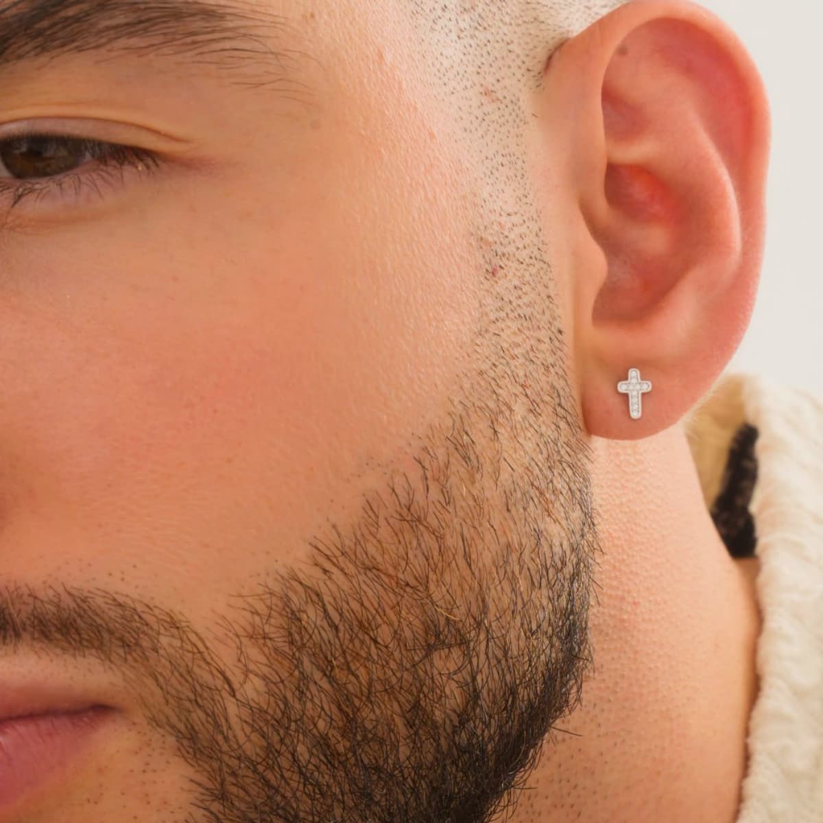 Aretes Topos Cruz Celestial 7.6 mm Plata Ley 925 hombre oreja detalle