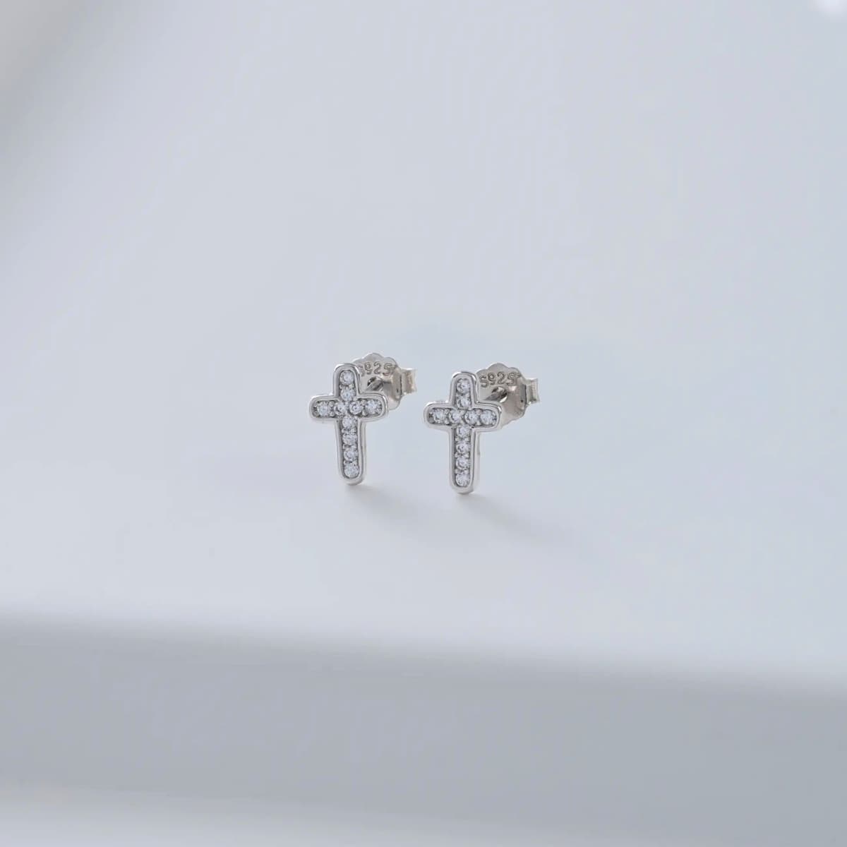 Aretes Topos Cruz Celestial 7.6 mm Plata Ley 925 fondo gris unisex