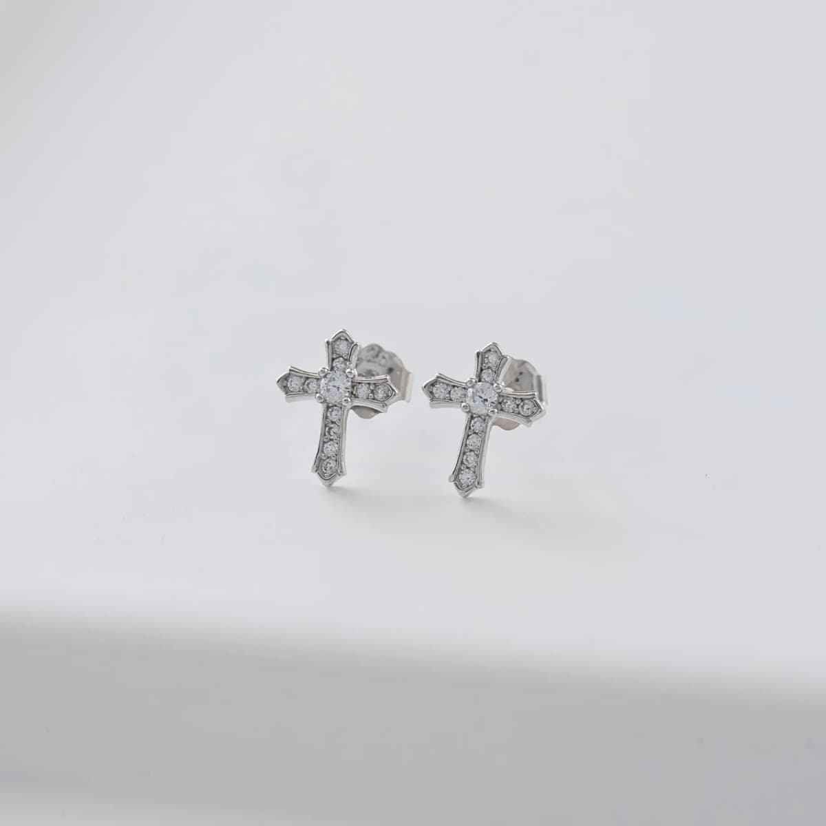 Aretes Topos Cruz Destello 8.8 mm Plata Ley 925 lifestyle fondo gris