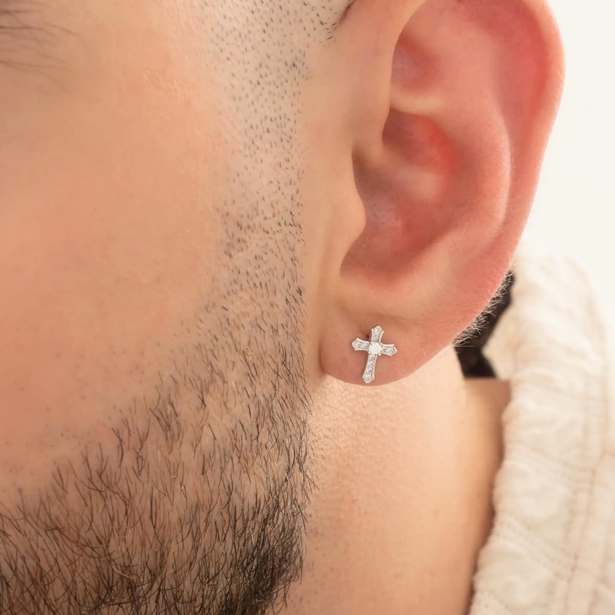 Aretes Topos Cruz Destello 8.8 mm Plata Ley 925 hombre oreja detalle