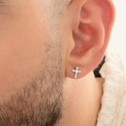 Aretes Topos Cruz Destello 8.8 mm Plata Ley 925 hombre oreja detalle