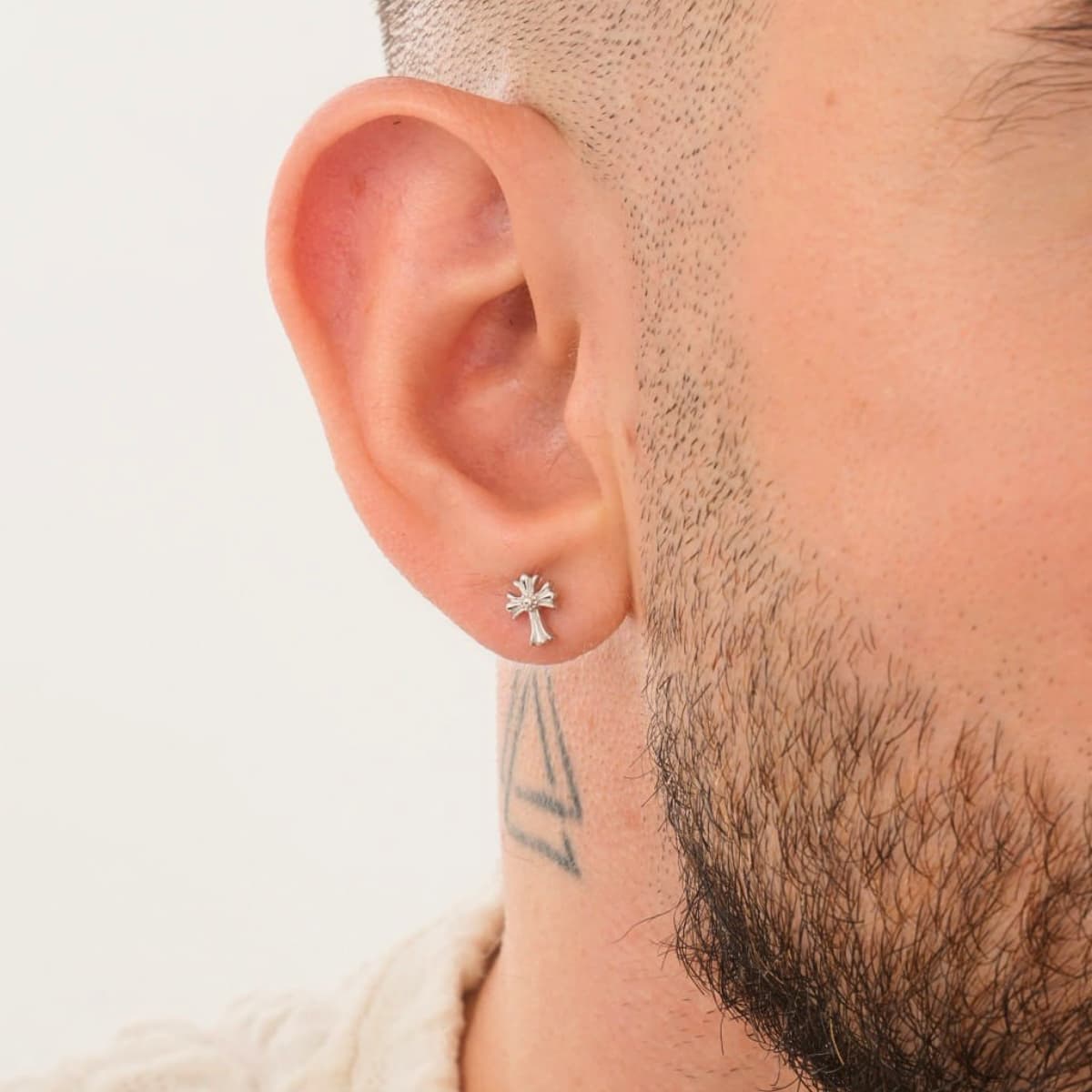 Aretes Topos Cruz Royale 7.5 mm Plata Ley 925 hombre oreja detalle
