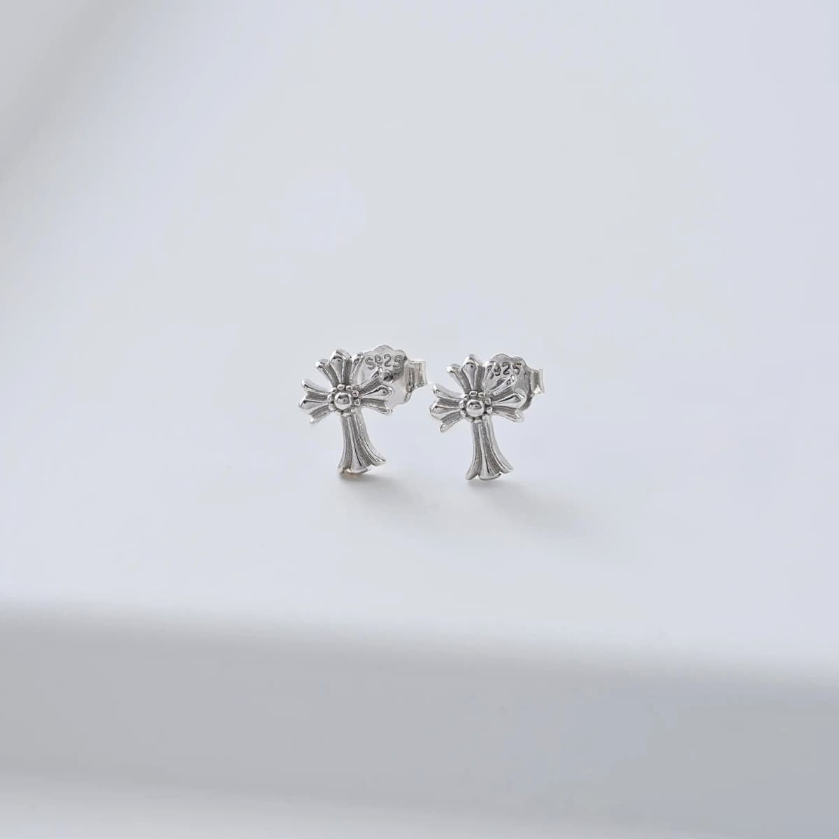 Aretes Topos Cruz Royale 7.5 mm Plata Ley 925 fondo gris unisex