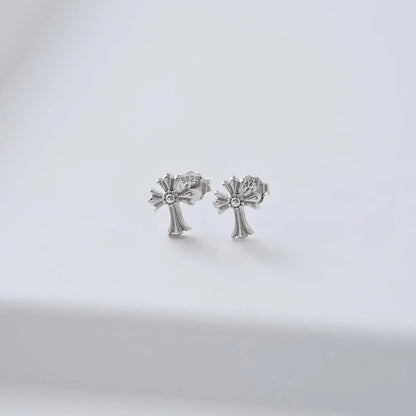 Aretes Topos Cruz Royale 7.5 mm Plata Ley 925 fondo gris unisex