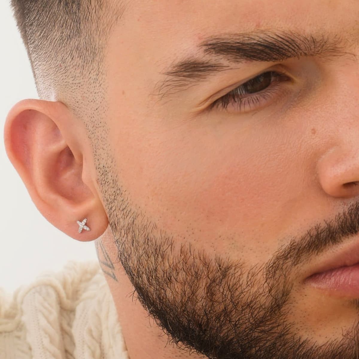 Aretes Topos Cruz Shine 6.7 mm Plata Ley 925 hombre oreja detalle
