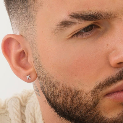 Aretes Topos Cruz Shine 6.7 mm Plata Ley 925 hombre oreja detalle