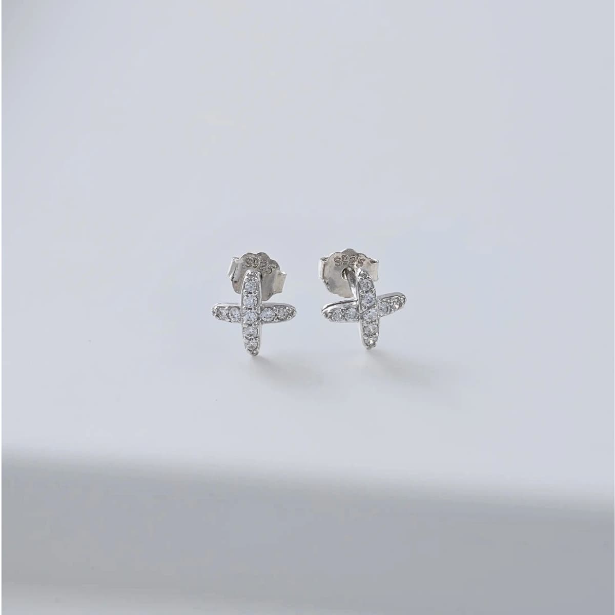 Aretes Topos Cruz Shine 6.7 mm Plata Ley 925 fondo gris unisex