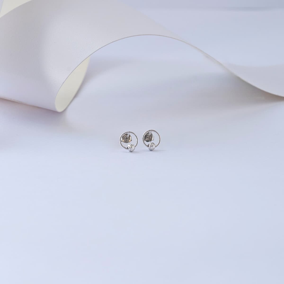 Aretes Topos Facet Hoop 7 mm Plata Ley 925 fondo blanco