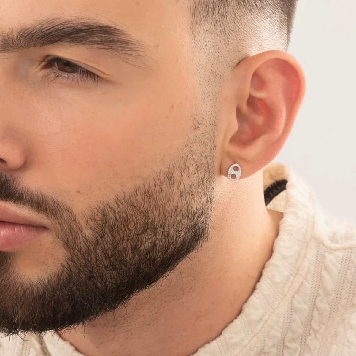 Aretes Topos Gucci Glam 8.6 mm Plata Ley 925 hombre oreja detalle