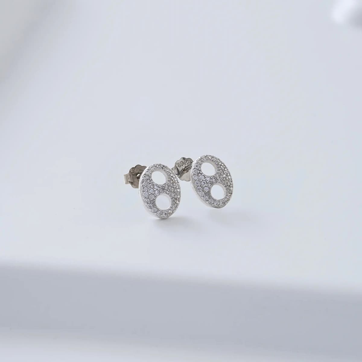 Aretes Topos Gucci Glam 8.6 mm Plata Ley 925 fondo gris unisex