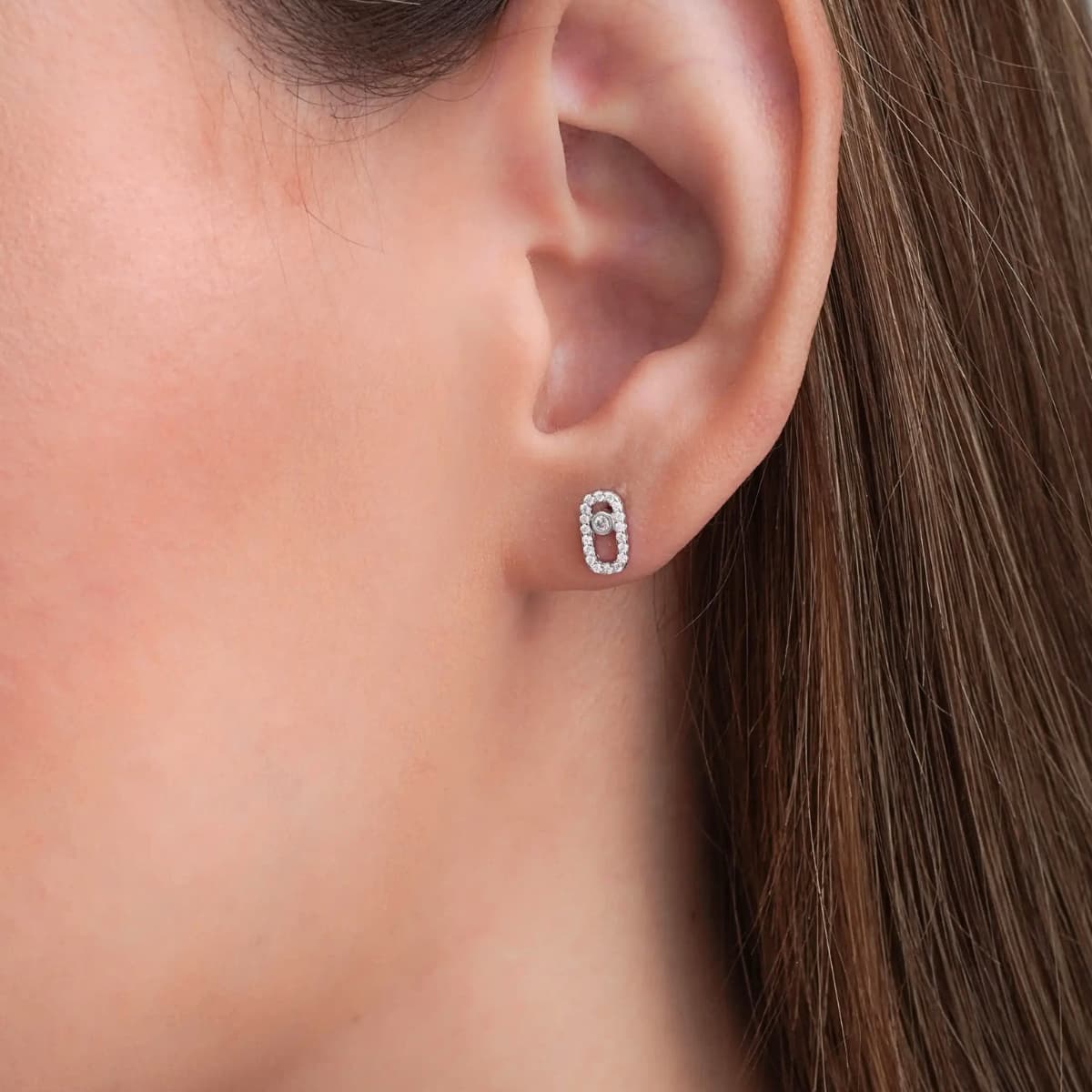 Aretes Topos Move Pavé MSK 4x8 mm Plata Ley 925 lifestyle fondo gris