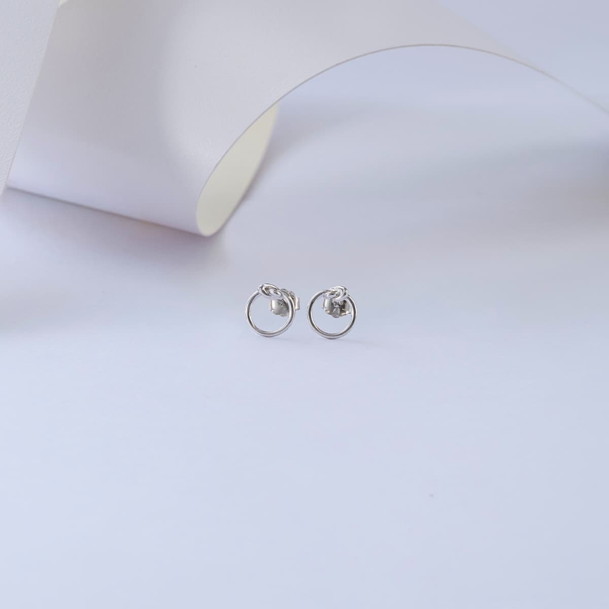 Aretes Topos Knot 7 mm Plata Ley 925 lifestyle fondo blanco