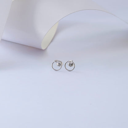 Aretes Topos Knot 7 mm Plata Ley 925 lifestyle fondo blanco