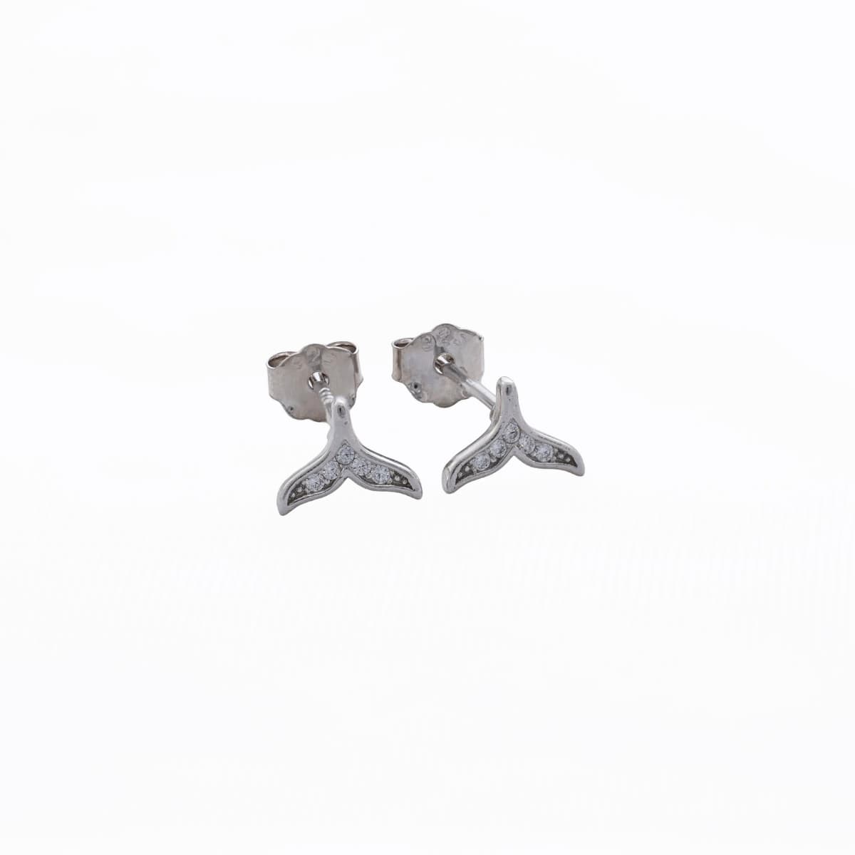 Aretes Topos Coris 6 mm Plata Ley 925 lifestyle fondo blanco