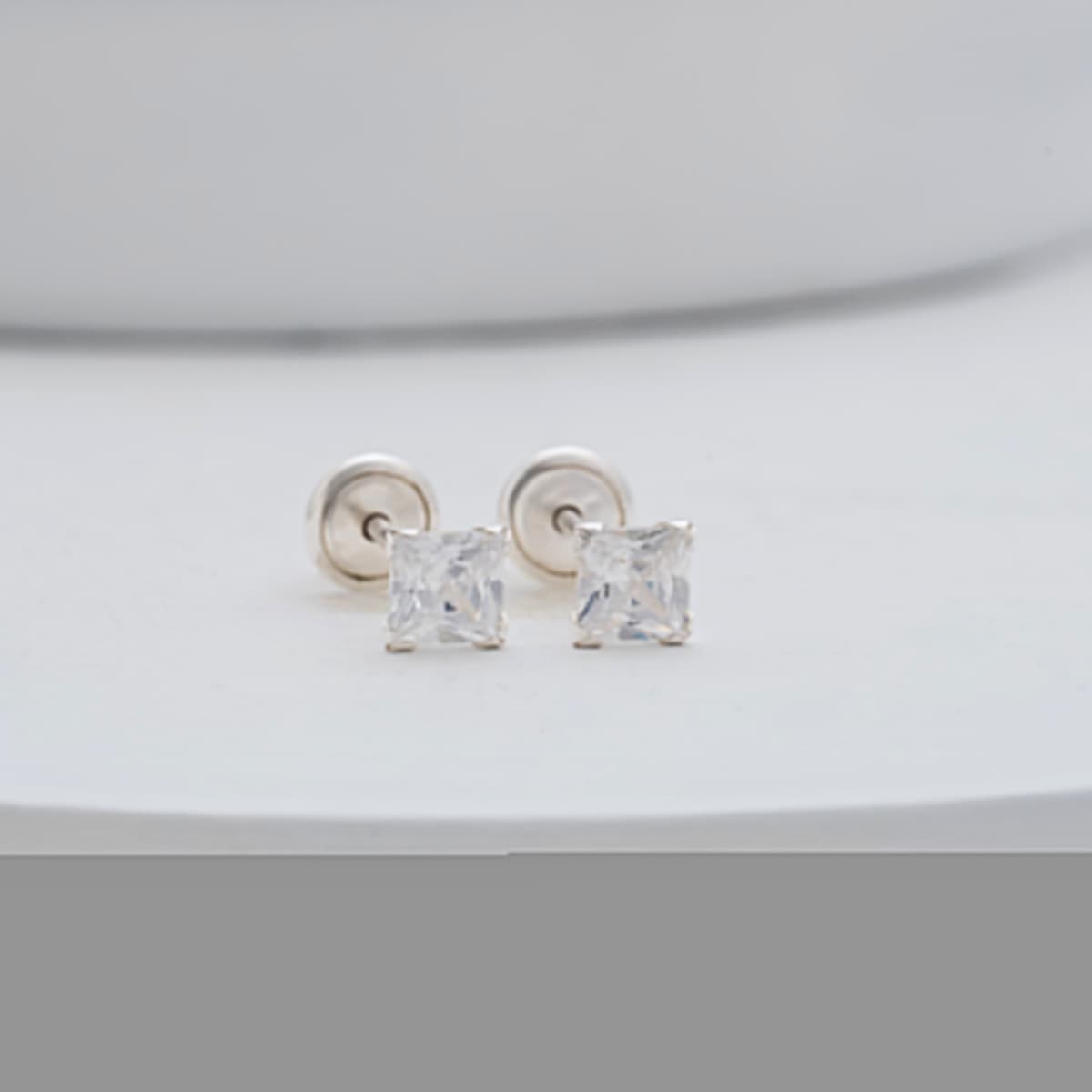 Aretes Topos Royal SB 4 mm Plata Ley 925 con fondo blanco · Unisex · OM JOYERÍA