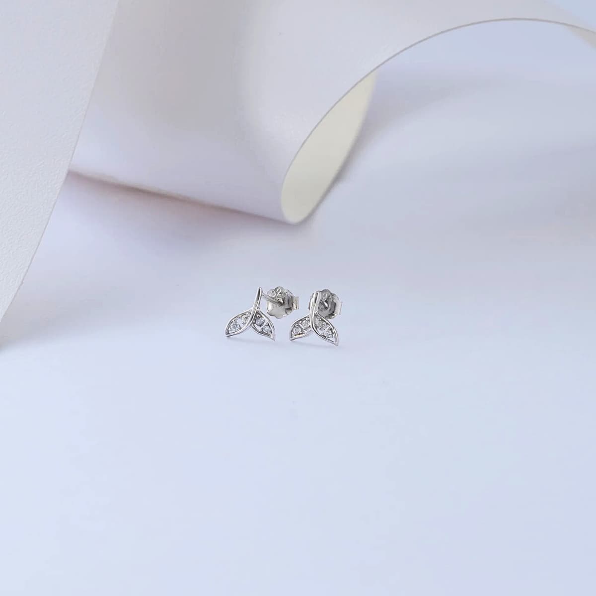 Aretes Topos Siren Tail 6 mm Plata Ley 925 lifestyle fondo blanco