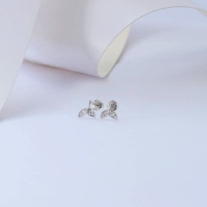Aretes Topos Siren Tail 6 mm Plata Ley 925 lifestyle fondo blanco
