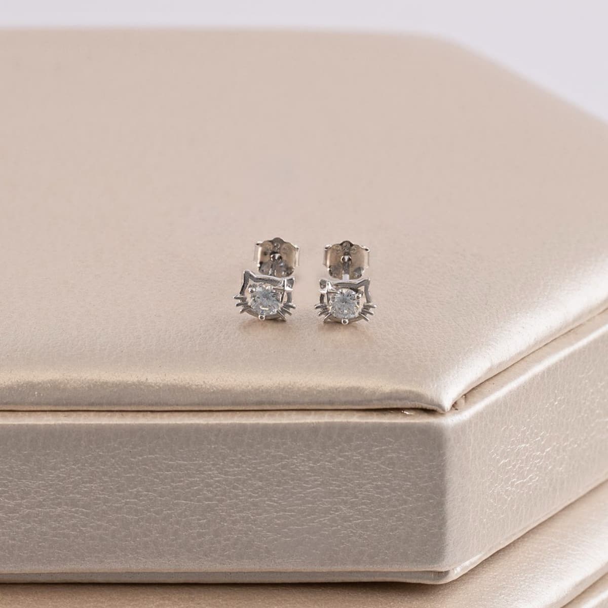 Aretes Topos Kitty Love 6 mm Plata Ley 925 sobre caja