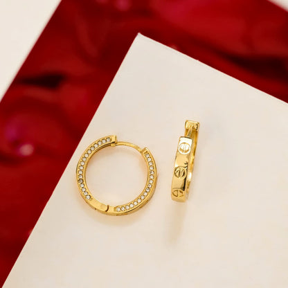 Aretes Candongas CT Clou con Circonias – Oro Laminado 18K | OM JOYERÍA