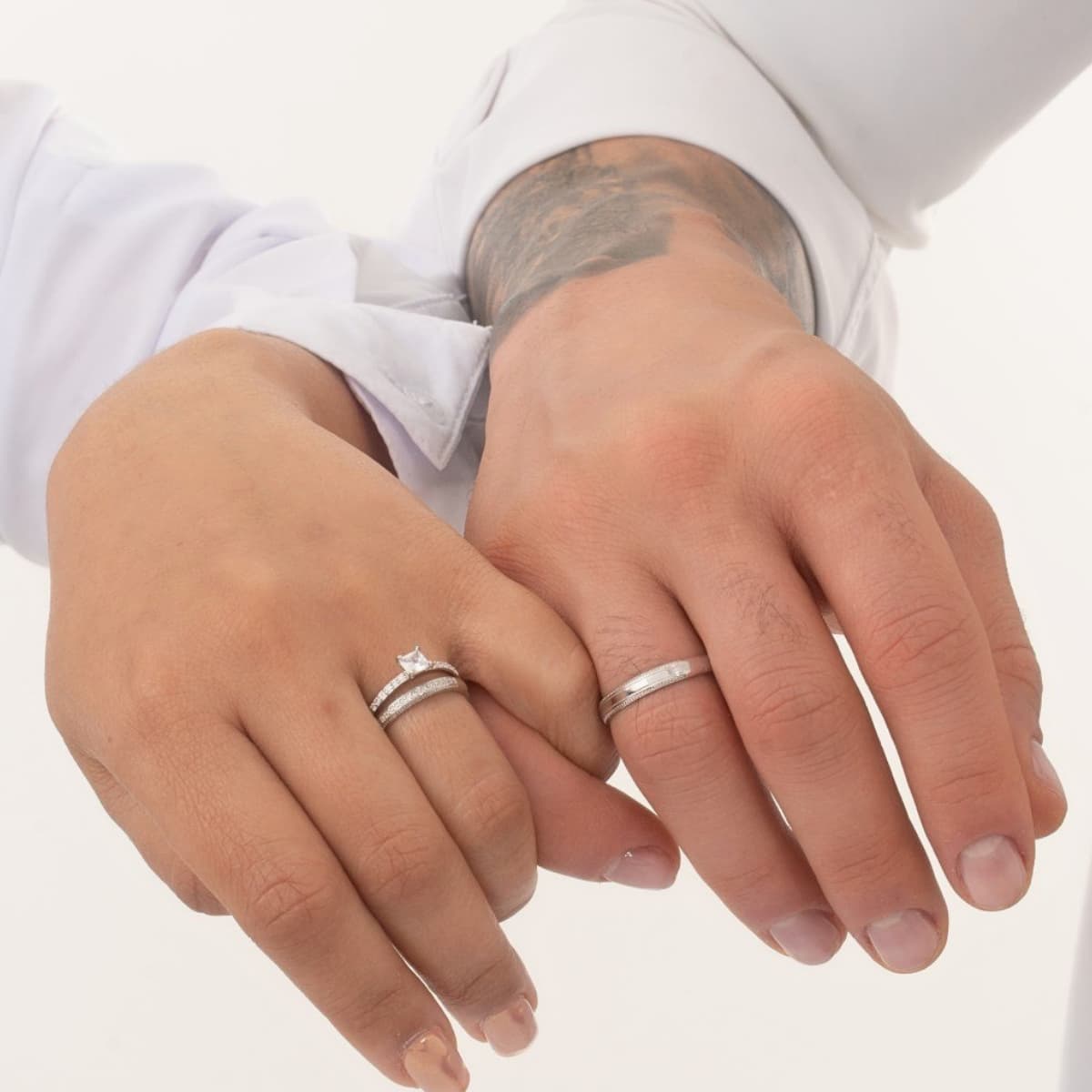 Argollas Diamond Eternity Plata Ley 925 puesta pareja compromiso