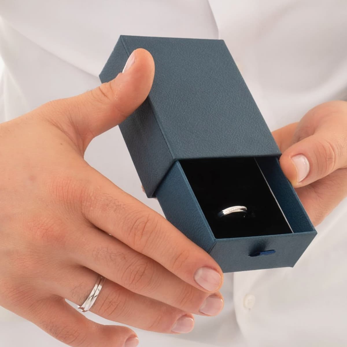 Argollas One Forever Plata Ley 925 puesta pareja compromiso