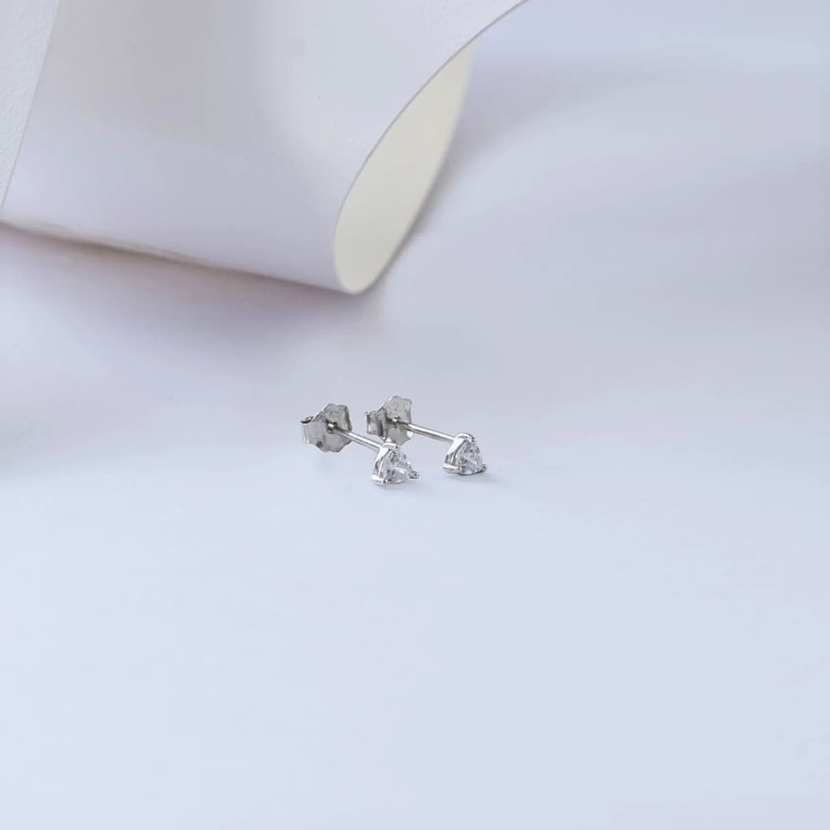 Aretes Topos Tria Luxe MT 3 mm Plata Ley 925 lifestyle fondo blanco