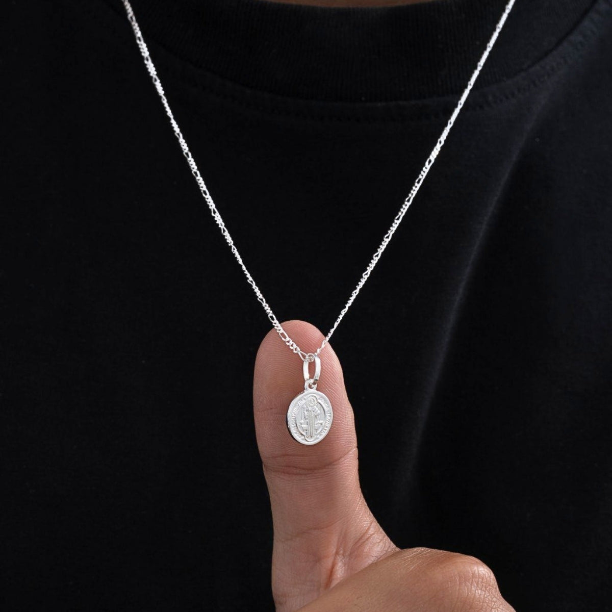 Cadena Fígaro 3x1 1,4 mm 65 cm Plata Ley 925 puesta en hombre — NO INCLUYE DIJE