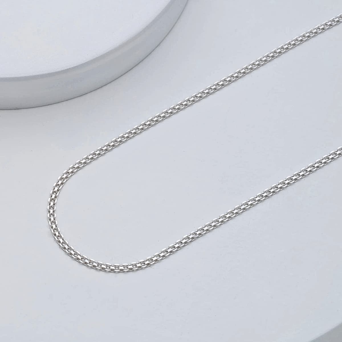 Cadena China 2 mm 65 cm Plata Ley 925 detalle tejido sobre base gris