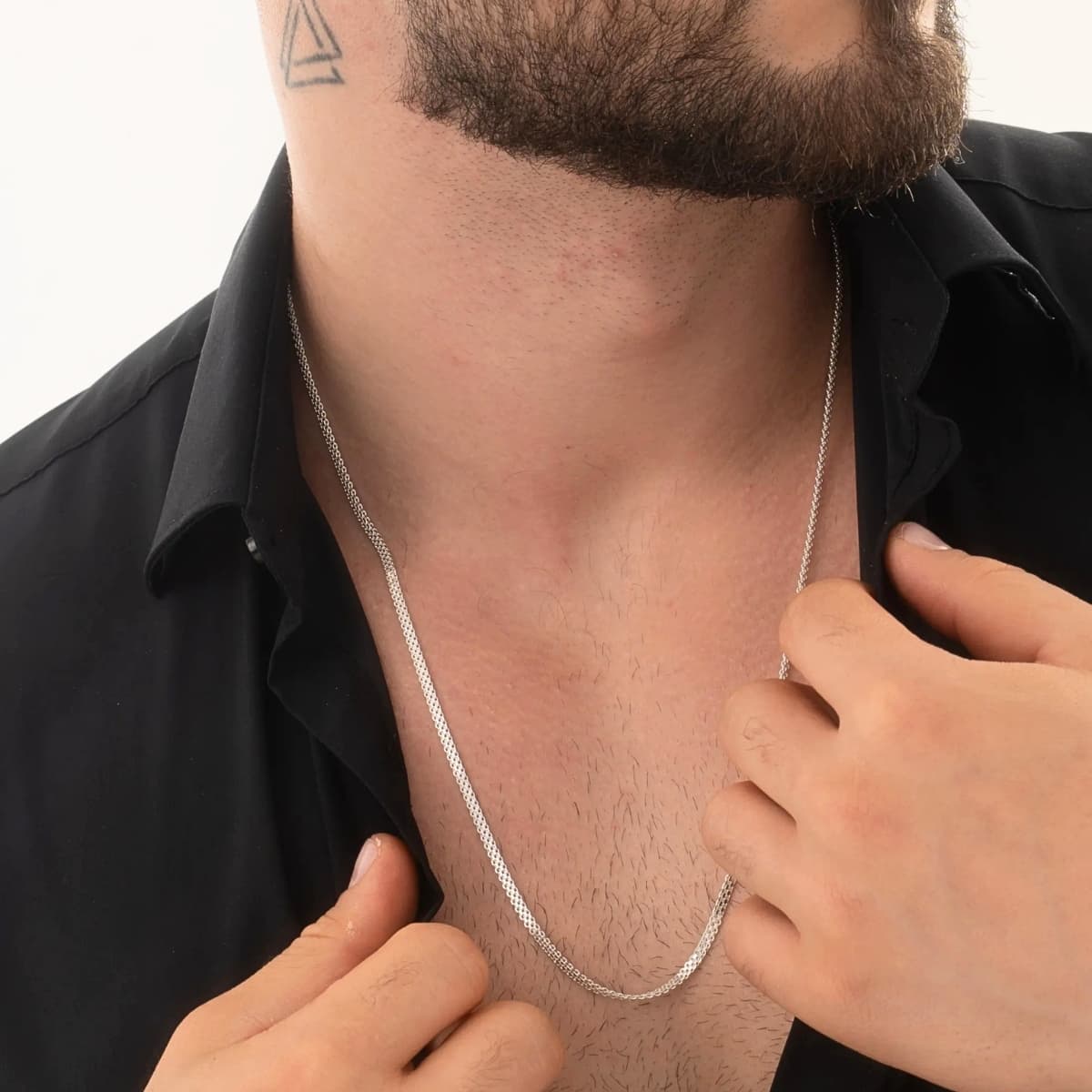 Cadena China 3 mm 65 cm Plata Ley 925 puesta en hombre pecho camisa negra