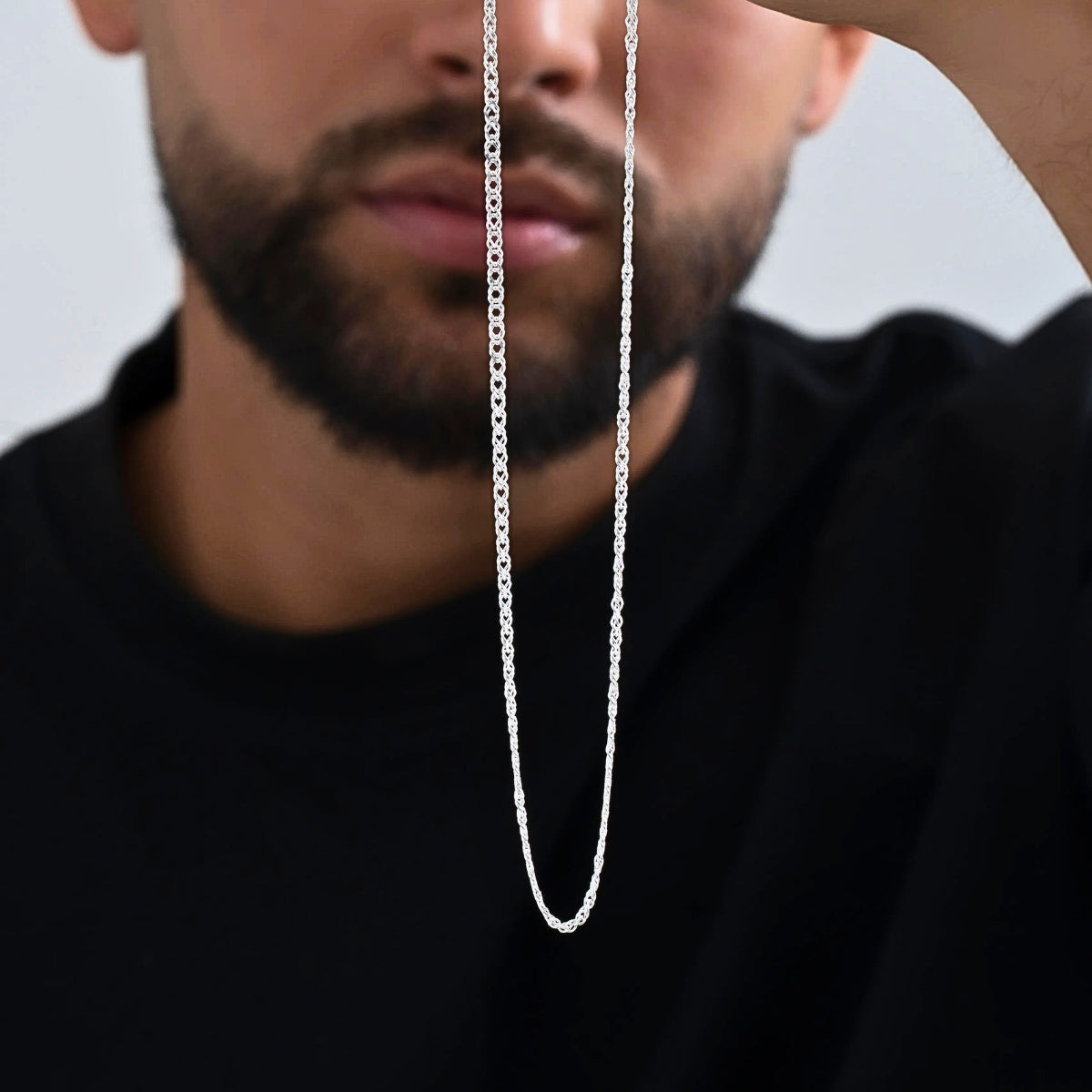 Cadena Cubana Cruzada 2,4 mm 65 cm Plata Ley 925 puesta en hombre