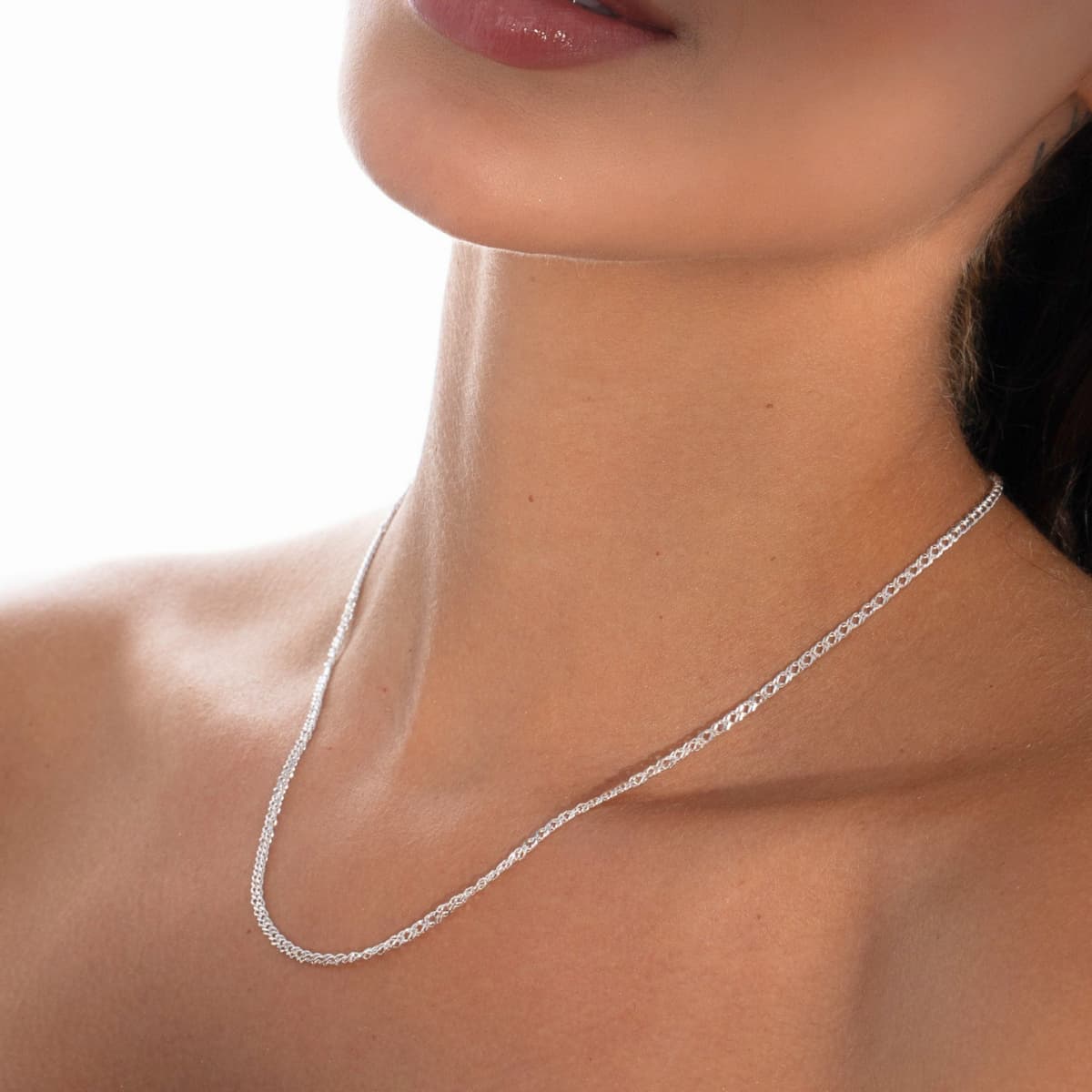 Cadena Cubana Cruzada Plata Ley 925 puesta mujer cuello
